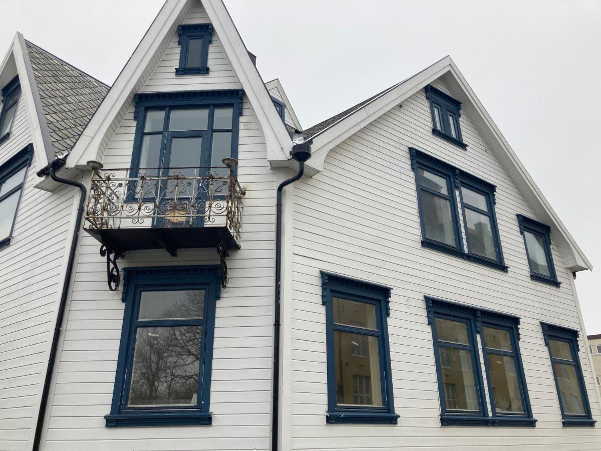 Downtown Historical House With Renovated Apartments Alesund Bagian luar foto